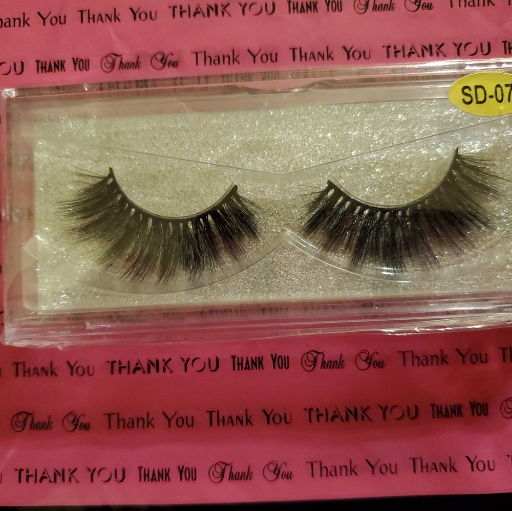 LASHES - Picture 3 of 4